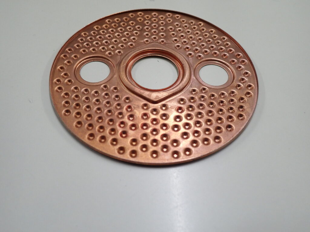 銅クラッド製オイルクーラー順送プレス事例