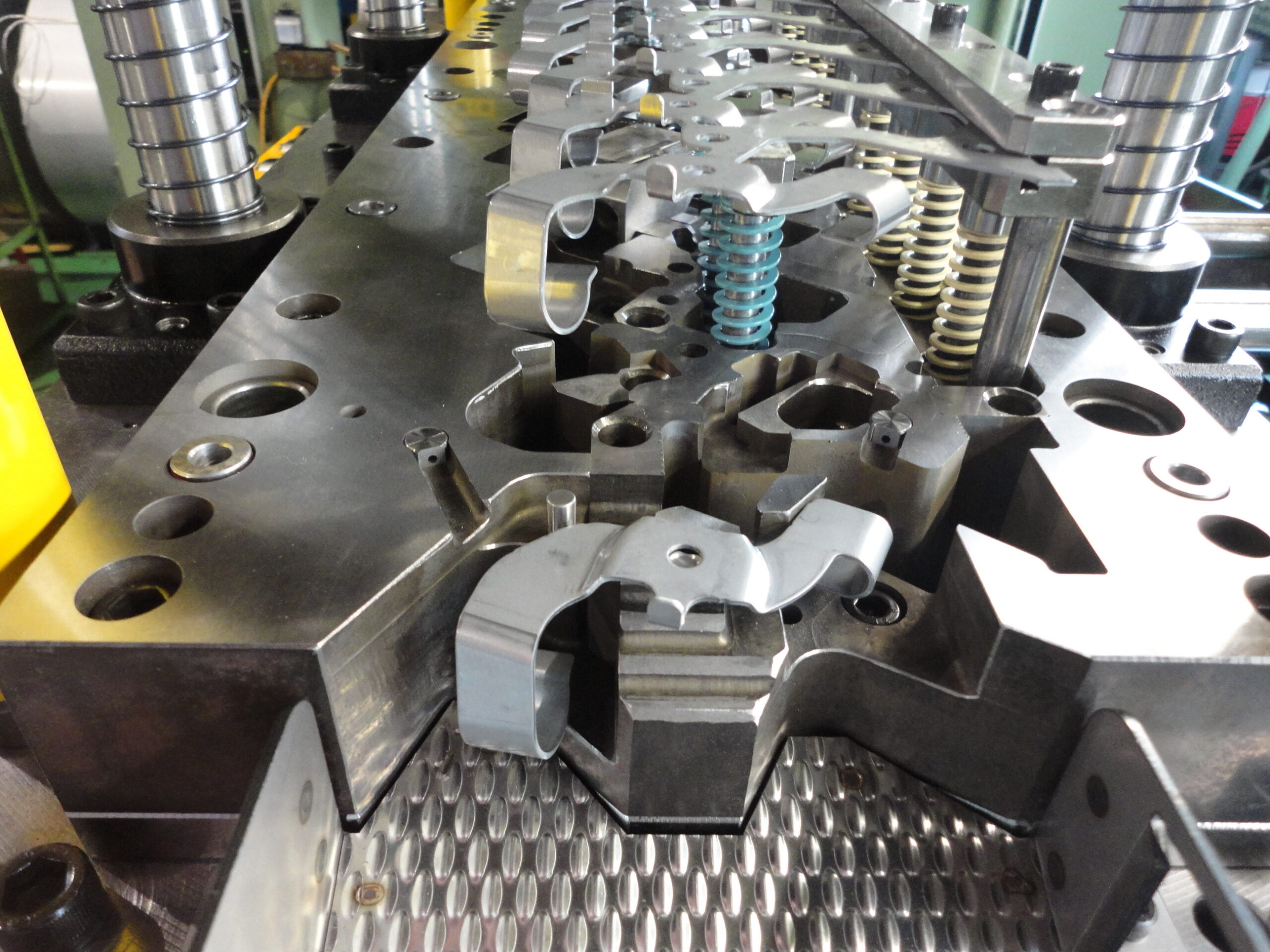 順送プレス金型の構造写真