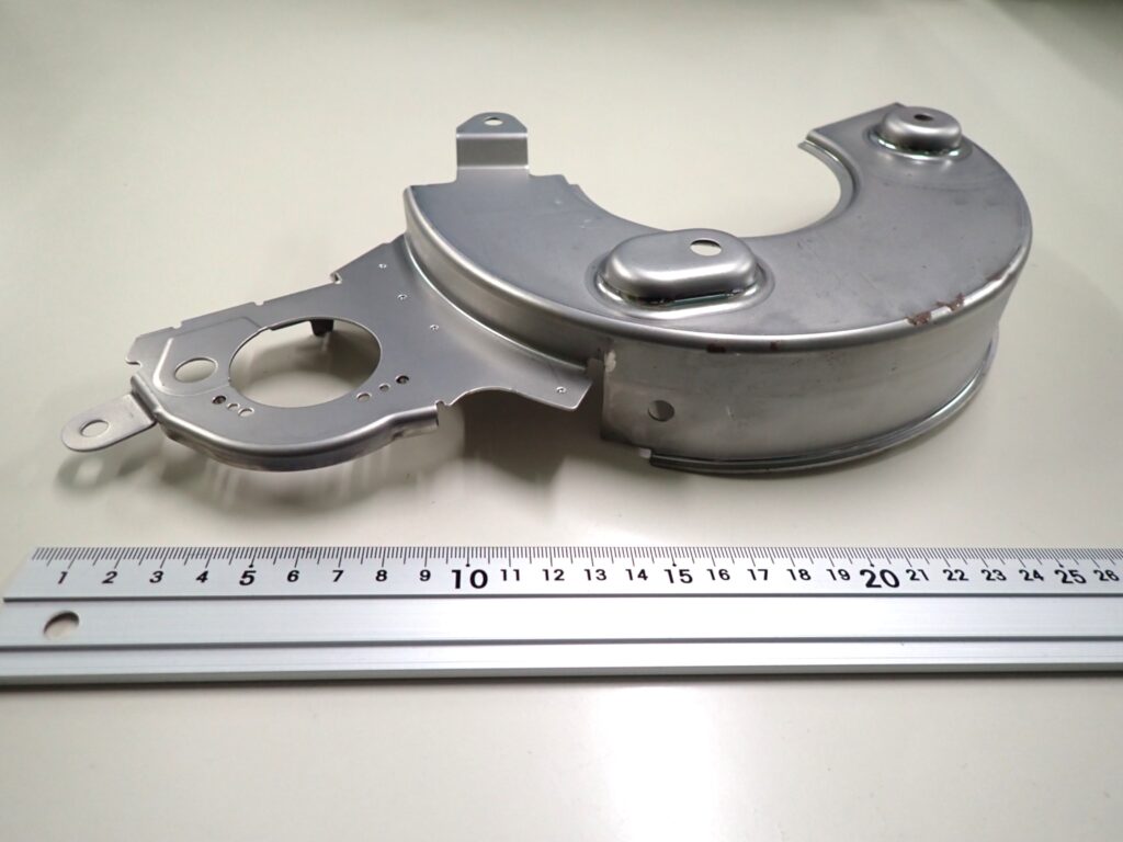 SPCF-FD（t1.0）半円絞りPLATEの成形事例｜ひずみ・平面度・平行度の安定化