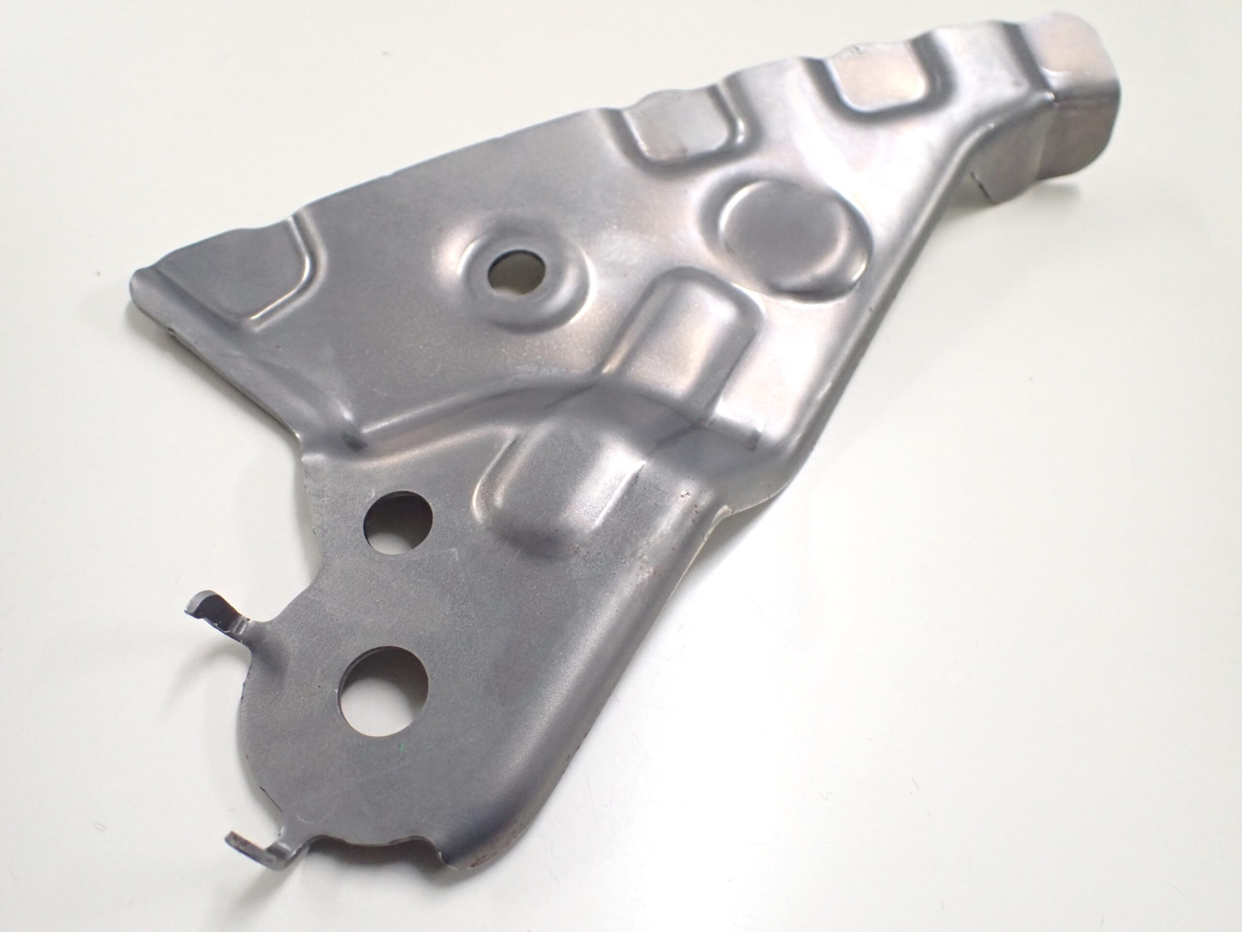 ハイテン材（SPFH590・JAC780Y）の順送プレス成形品。反り・割れ・スプリングバック対策を施した製品外観