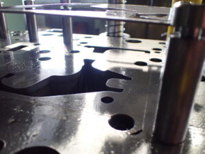 順送プレス金型の設計・製作におけるカス上がり防止対策の構造イメージ