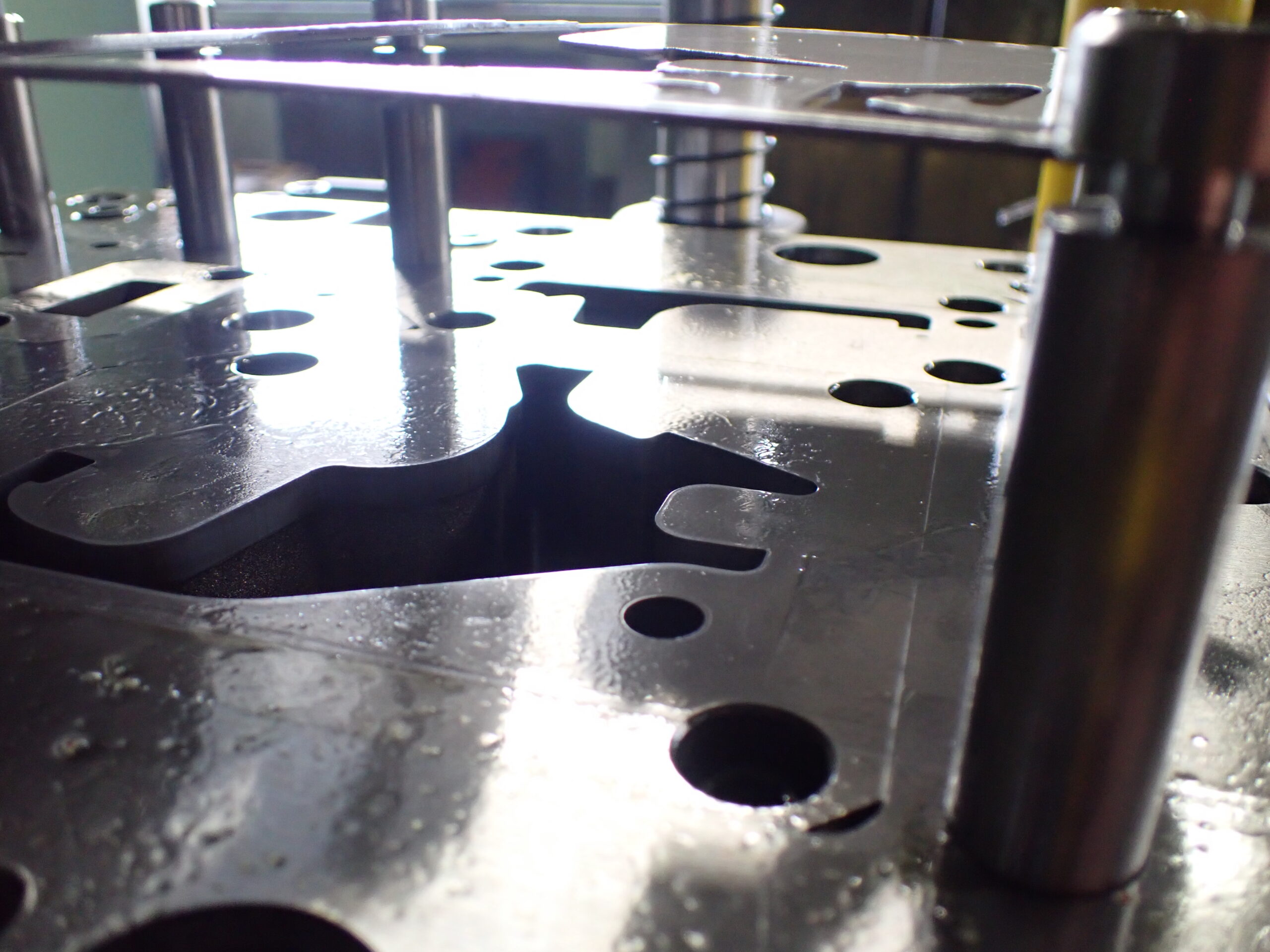 順送プレス金型の設計・製作におけるカス上がり防止対策の構造イメージ