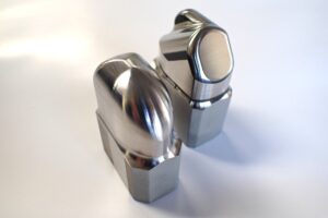 粉末ハイス「HAP40」を用いた自動車向け順送プレス金型部品（ドローパンチ）。複雑に入り組んだ3D形状において、安定した切削パスにより均一に整えられた加工面。形状再現性と加工の安定性を証明する、磨き工程前のリアルな製品写真。