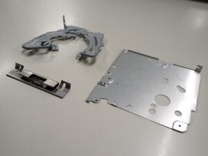 US304CSP（バネ材）やSECCなど、材質ごとに異なる「スプリングバック」や「反り」を金型構造で制御した精密プレス部品。複雑な曲げや多抜き工程においても、量産時の寸法安定性を維持する工夫を施した加工サンプル。