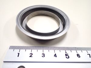 SUS304（t0.8mm）のEV向け絞り部品RING。順送プレス金型内の成形配分としごき量の最適化により、表面の傷を抑えながら高い外径寸法安定性と金型寿命を両立させた加工サンプル。