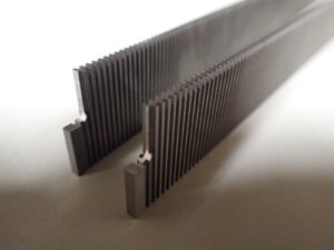 ワイヤーカット4周加工で仕上げたHAP40製の櫛歯状部品
