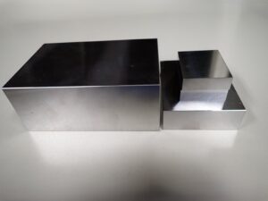金型部品の素材となる鋼材ブロック。加工前の状態