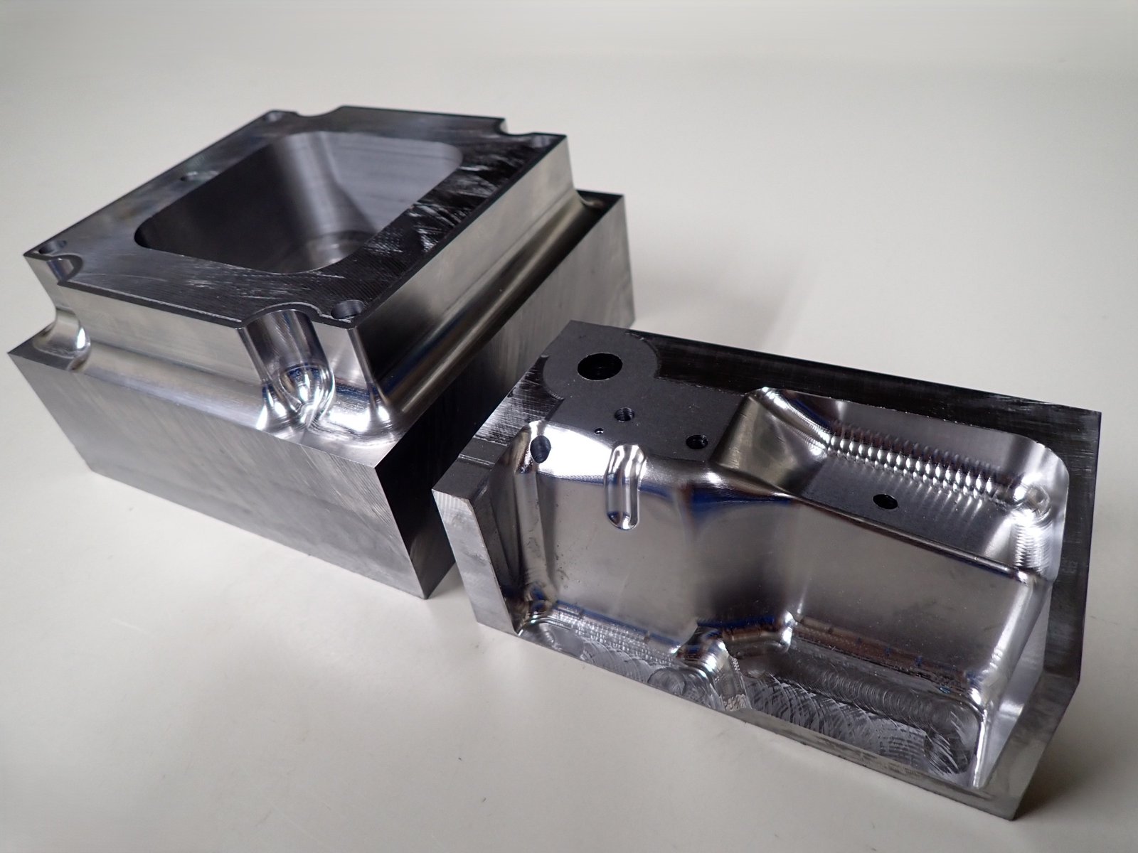 焼入れ前に荒加工を終えた金型部品。マシニング加工で形状を作り、焼入れ後に研削・ワイヤーカットで仕上げる